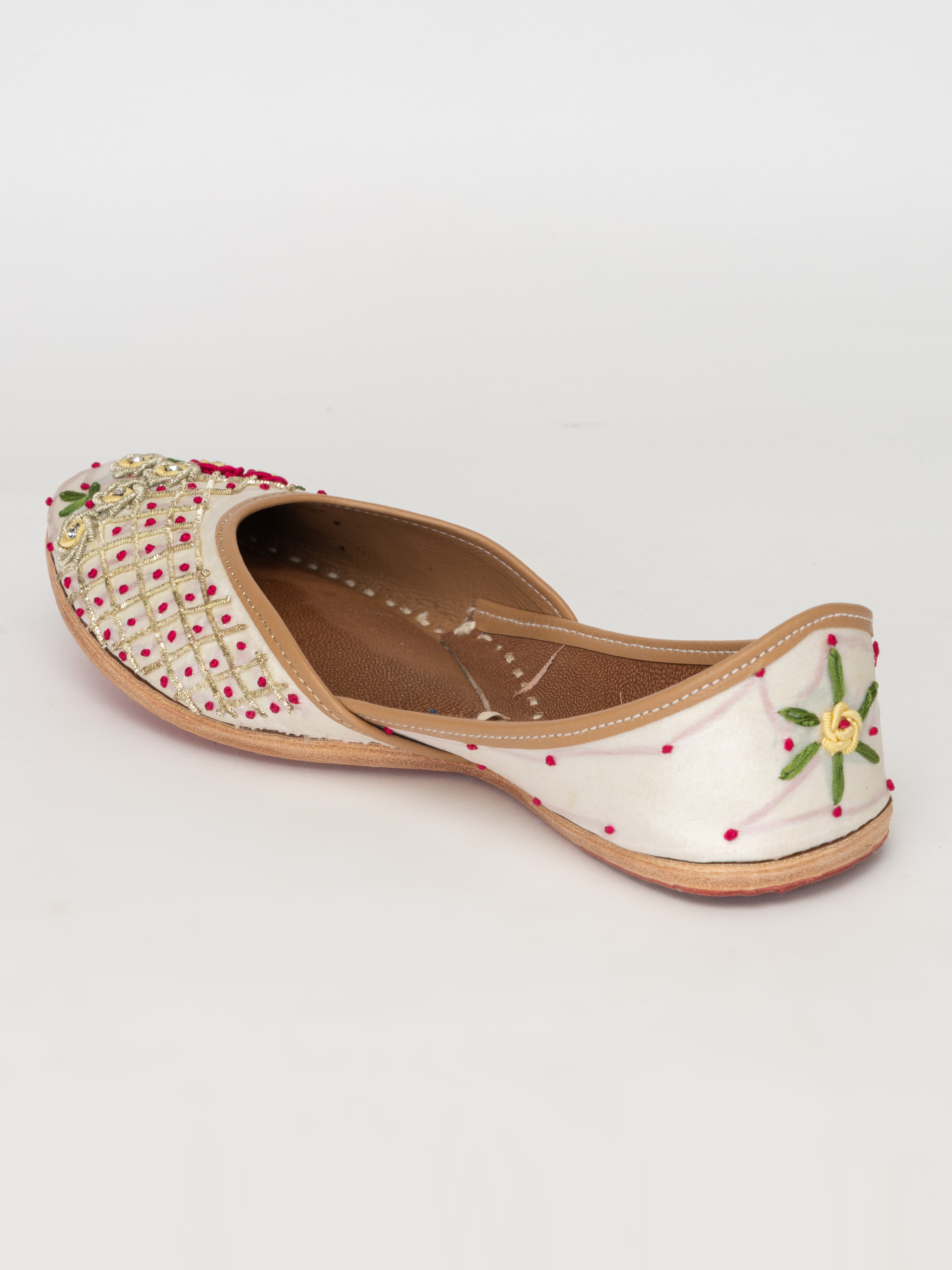 White Embroidered Juttis – Scarlet Floral Hand-Stitched Flats
