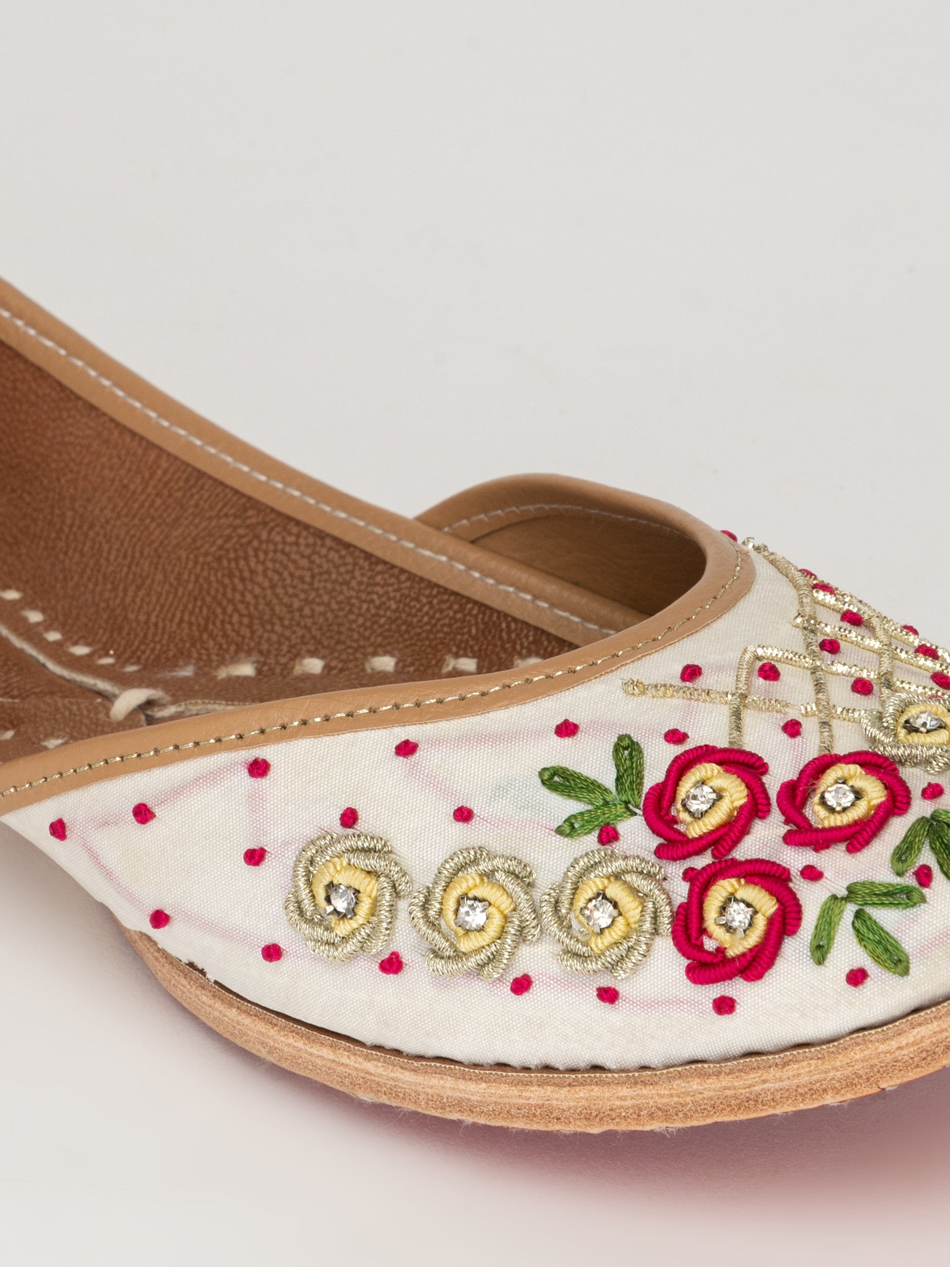 White Embroidered Juttis – Scarlet Floral Hand-Stitched Flats